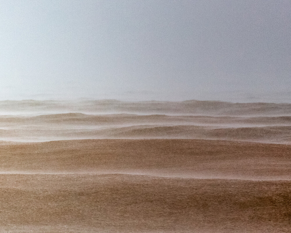 Ein Mann schwimmt im Meer