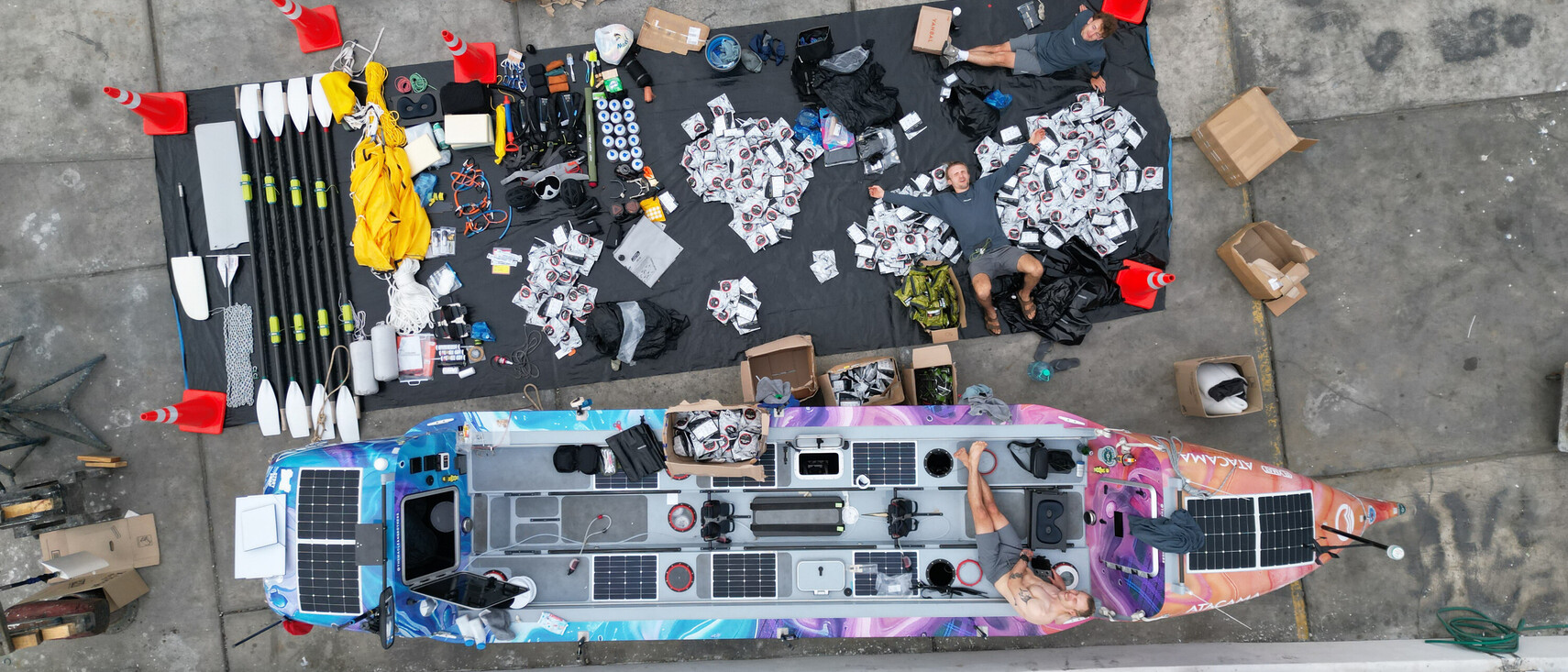 Maclean-Br&uuml;der bereiten Ausr&uuml;stung und Ruderboot f&uuml;r Ozean&uuml;berquerung vor (Draufsicht)